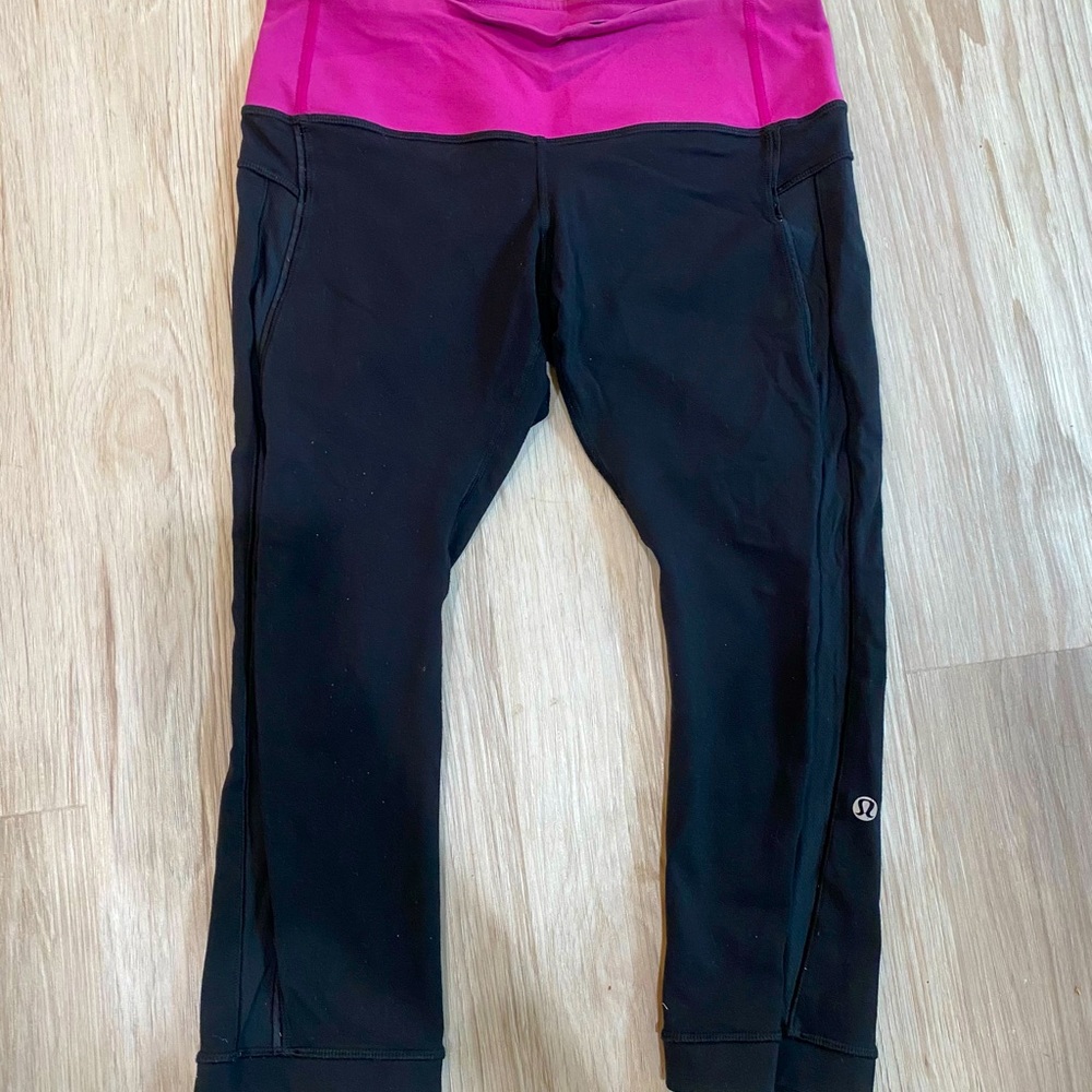 Lululemon Athletica Cropped leggings - Black with Pink band waist